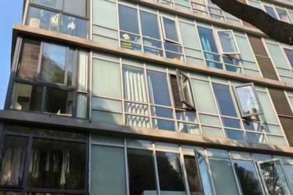 PG电子游戏-上海一小区业主发现：家中落地窗竟属玻璃幕墙！装修更换被阻引发矛盾