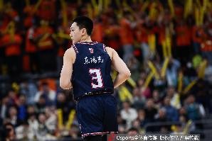 稳稳当当！胡明轩上半场6中4得10分1板6助1断 三分4中2
